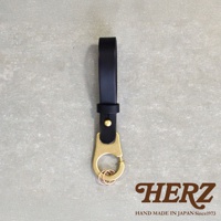 黑色皮革鑰匙圈，配有黃銅色鉤扣和三個銅色鑰匙圈。