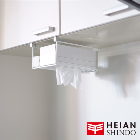 白色金屬網格櫥櫃置物架，懸掛在白色櫥櫃下方，架上放置白色紙盒和白色塑膠盒，下方掛有白色紙巾。