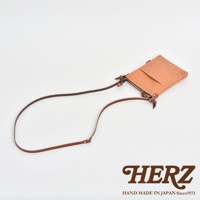 淺褐色皮革製作的直式隨身單肩包，包身設有拉鍊開合及外層翻蓋口袋，配有可調節的深棕色皮革背帶。