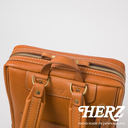 職人手作皮革軟皮商務後背包，採用棕褐色皮革，搭配黃銅色拉鍊與釦件，車縫線明顯，質感細膩。