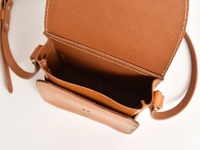 職人手作皮革翻蓋迷你單肩包，採用天然棕褐色皮革製成，設計簡約，展示包體內側隔層與黃銅色金屬鎖扣。