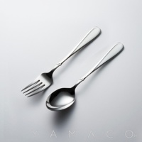 Flora系列不鏽鋼叉匙兩件組，銀色金屬材質，叉子有四齒，湯匙為圓弧狀，兩者手柄處皆有細緻的裝飾線條，整體呈簡約優雅的設計風格。