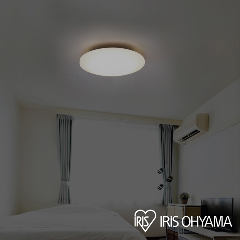 LED可調光調色圓盤吸頂燈，圓形白色燈罩，安裝於天花板。房間內有床、灰色窗簾、空調及電視櫃。