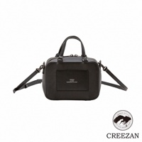 JETTER 迷你箱型包 CJTF-038，黑色荔枝紋皮革材質，方形箱型設計，設有頂部提把及可拆卸斜背帶，正面有一個方形皮革飾牌，飾有品牌標誌與「HANDMADE IN JAPAN」字樣。