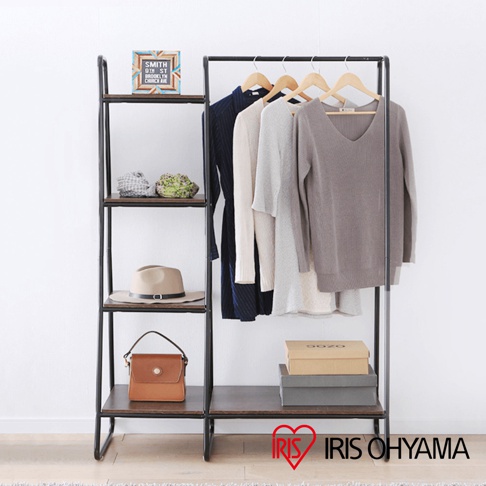 獨特木板風格分層收納吊掛衣架，黑色金屬支架搭配深棕色木紋層板，左側為四層收納架，右側為吊掛區，展示有深藍色洋裝、米白色、淺灰色針織衫及灰色毛衣，下方置物層有棕色手提包、帽子和紙盒。