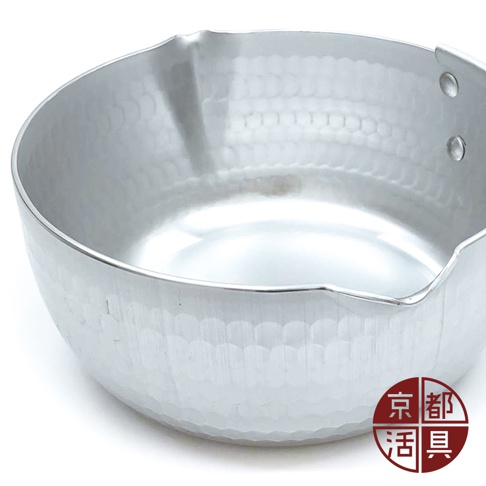 厚板鋁雪平鍋，20公分，銀色，鍋身呈現槌目紋理，單邊附有導流口，鍋緣有兩個铆釘。