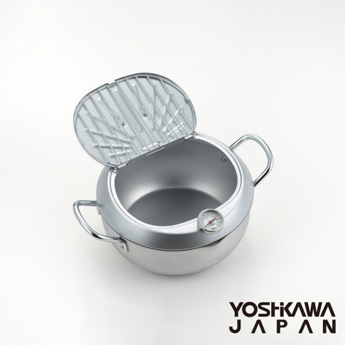 銀色不鏽鋼天婦羅鍋，鍋蓋開啟，內部有濾油架，側面裝有溫度計。