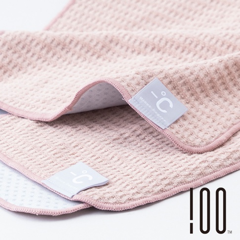 兩條淺粉色 Minus Degree 降溫涼感毛巾，表面有網格紋理，邊緣為同色滾邊。毛巾上縫有淺灰色品牌標籤，標有「Minus Degree」字樣及攝氏零度標誌。