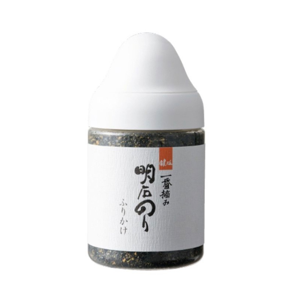 裝有海苔芝麻香鬆的透明玻璃瓶，瓶蓋為白色圓頂狀。瓶身貼有白色標籤，印有日文「明石のり」及「一番摘み」等字樣，香鬆為深黑色帶有金黃色顆粒。