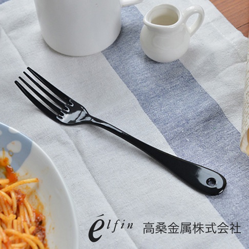 日製黑琺瑯餐叉，共有四個叉齒，手柄末端有圓形孔洞，整體呈現光滑的黑色琺瑯質感。