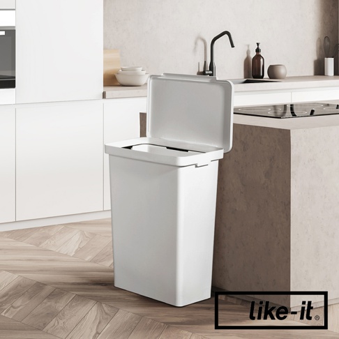 白色方形大容量分類垃圾桶，具備上掀式蓋子，置於現代廚房環境中，地板為木紋設計。