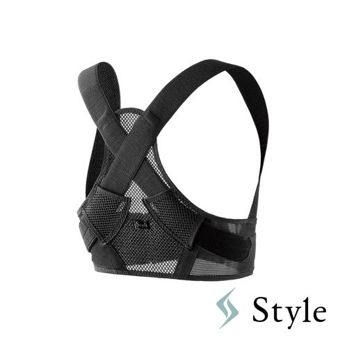 經典款黑色美姿調整背帶，由透氣網布和彈性織帶製成，提供肩部和背部支撐。