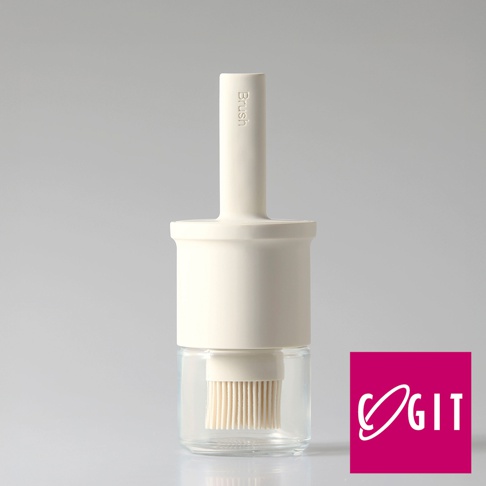 米白色塑膠刷柄與瓶蓋，搭配透明玻璃儲油罐，內置米白色矽膠刷毛。