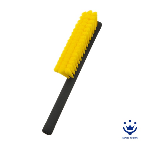 B&Y防刮軟柄洗車刷，具有鮮黃色細長刷毛，搭配黑色防滑軟柄，適合清潔汽車輪圈與細節處。