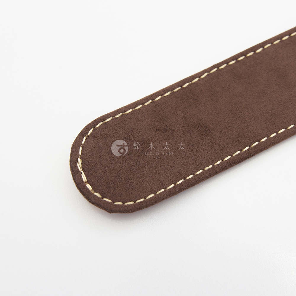 職人手作咖啡色麂皮皮革Big肩墊，咖啡色皮革表面縫有米色縫線，產品帶有品牌Logo。