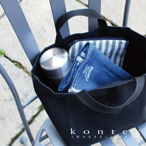 黑色帆布袋內有藍色條紋化妝包、金屬保溫杯及藍色MOKU超速乾輕薄吸水小方巾。