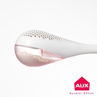 白色塑膠製的leye 料理專用撒粉器，帶有透明粉紅色儲粉槽，內部裝有白色粉末。撒粉器頂部有許多小孔，造型流線。