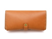 棕色皮革製作的眼鏡收納盒，附有金色按扣和車縫細節，設計簡潔，適合收納眼鏡。