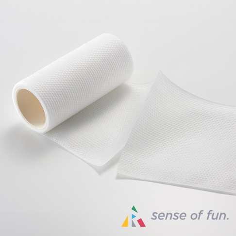 白色網格紋理的廚房去污洗碗巾，一卷展開的洗碗巾，材質為不織布，觸感柔軟。