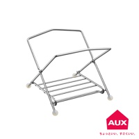 銀色金屬製成的折疊式垃圾架，由多條金屬線條組成，底部有四個透明塑膠腳墊。