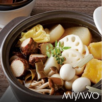 深色陶土湯鍋內盛滿豐富食材，包含切塊的芋頭、蓮藕、白蘿蔔、香菇、白煮蛋、黃色食材塊、海帶及白色葉菜。