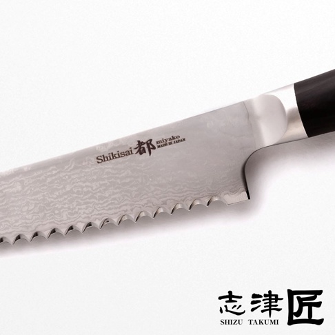 志津匠都系列寬鋸齒麵包刀，日本製造，鋼材上有獨特紋路，刀刃部分為鋸齒狀。