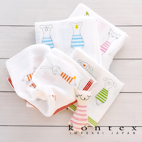 一組白色棉質嬰兒禮盒，內含多條印有可愛動物圖案（如兔子、小狗、小熊、小貓）的紗布毛巾，動物們穿著條紋上衣，顏色包含藍色、粉色、橘色、綠色。另有一隻粉色條紋的布偶。