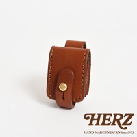 職人手作皮革原子釦型腰間小物收納包，採用棕色皮革製成，以精細縫線縫合，設有黃銅色原子釦開合，可固定於腰帶上。