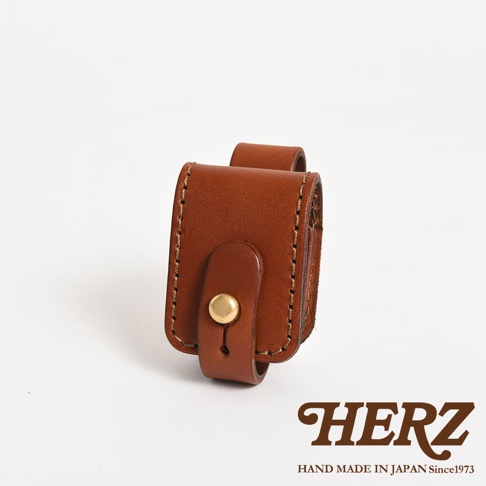 職人手作皮革原子釦型腰間小物收納包，採用棕色皮革製成，以精細縫線縫合，設有黃銅色原子釦開合，可固定於腰帶上。