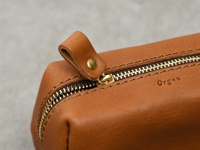 職人手作皮革Organ拉鍊收納包 (GS-63) M，採用棕色皮革製成，搭配金色拉鍊和金屬鈕扣，質感細膩。
