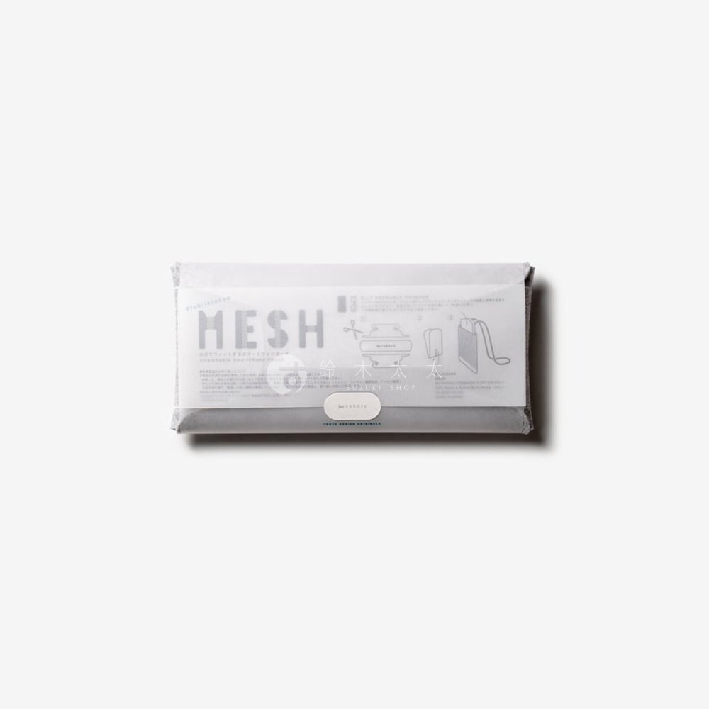 FABRIK 皮革隨形貼合伸縮小包，包裝上印有 MESH 字樣與圖示說明