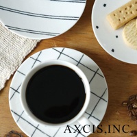 白色美濃燒手繪馬克杯，杯身與杯碟皆飾有黑色細線交織的網格圖案，杯中盛有黑色咖啡。