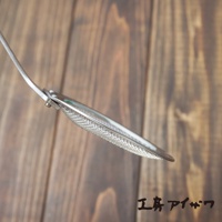 不鏽鋼萬用撈油勺，銀色，網狀濾網，帶有長柄，置於木紋背景上。