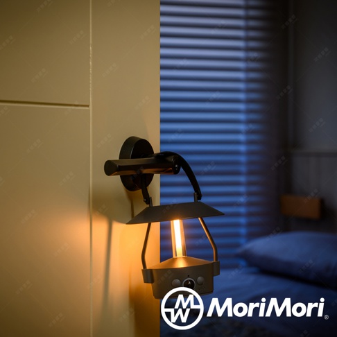 MINIMO 無尾熊智慧感應燈，黑色金屬燈架，燈罩為復古煤油燈造型，內部為黃色LED燈管，燈座為淺灰色，帶有圓形感應器和按鈕，安裝於奶油色牆面。