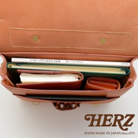 職人手作皮革傳統歐風三用學生包 BC-75，焦糖棕色皮革，內部收納書籍、筆記本與短夾，展現皮革自然紋理與精緻車縫。