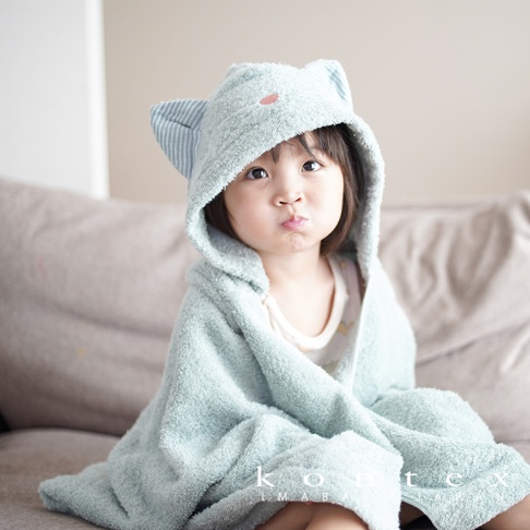 淺綠色今治純棉Q萌貓耳連帽浴巾，柔軟親膚，帶有可愛的藍色條紋貓耳造型，適合嬰幼兒。