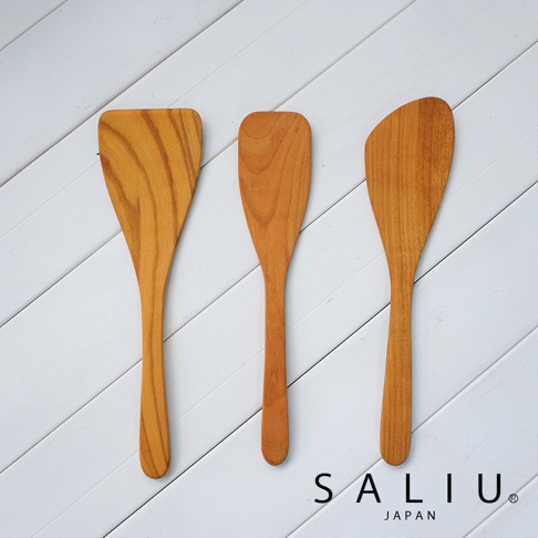 三支木紋清晰的淺棕色山櫻木鍋鏟，其中兩支為直邊，一支帶有弧度，皆為攪拌用。