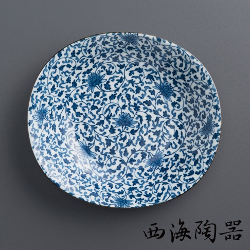 藍白相間的瓷盤，表面佈滿細緻的蓮花及藤蔓紋飾，邊緣帶有金色線條。