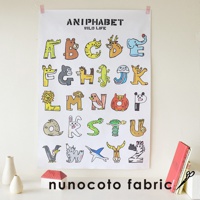 無框帆布藝術海報，以動物造型的英文字母 A 到 Z 排列，色彩繽紛，風格童趣，展示於白色牆面上。