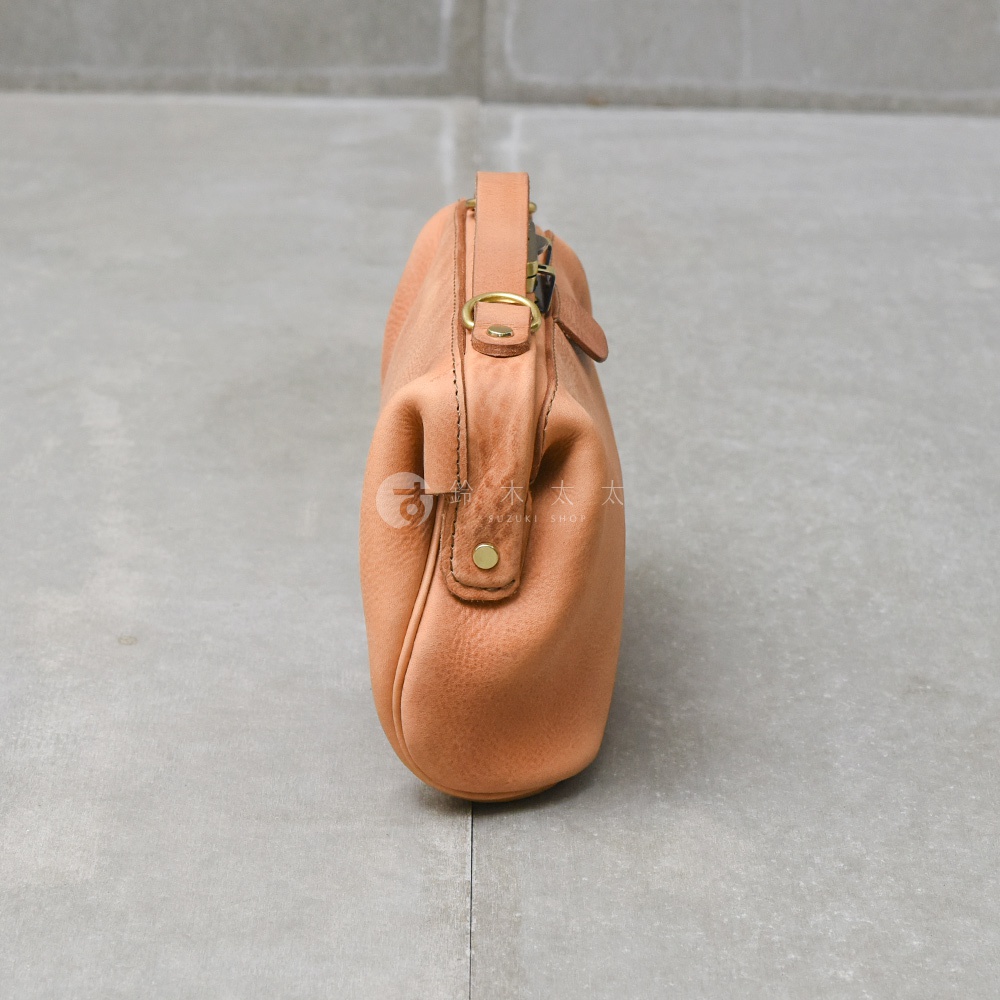 日本HERZ職人手作皮革Organ鎖孔式大開口肩背包M-7，駝色，從側面看的整體視覺。