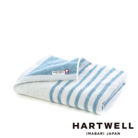 一條藍白條紋的薄浴巾，由棉質製成，觸感柔軟。浴巾一角標有「HARTWELL IMABARI JAPAN」的品牌標籤。