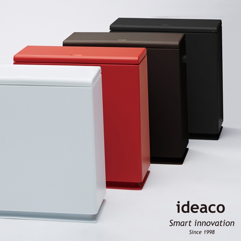 四個方形廚房按壓式垃圾桶，分別為白色、紅色、深棕色和黑色，均為 8.5 公升容量，採用光滑的塑膠材質製成，帶有簡潔的頂部按壓式開關設計。