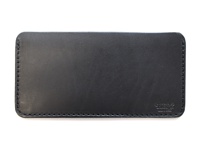 黑色皮革紙鈔收納夾，手工縫線，右下角有品牌壓紋。