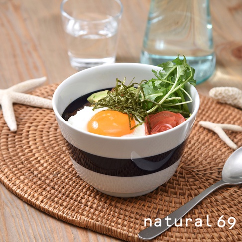 海軍風條紋丼碗，白色碗身有兩道深藍色寬條紋，碗內盛有米飯、半熟蛋黃、酪梨片、海苔絲與蔬菜。