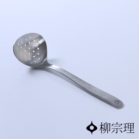 一個不鏽鋼圓孔杓，杓面有許多圓形孔洞，杓柄末端有掛孔，整體為銀色金屬質感。
