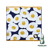 深藍色背景印滿了白色煎蛋圖案，中央有黃色蛋黃，右下角有一個小煎鍋裡有兩個煎蛋，旁邊有一隻站立的土撥鼠插畫。