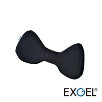 黑色汽車用腰墊，採用織物材質，設計成蝴蝶結形狀，中間有縫線，左側有 EXCEL 標誌。