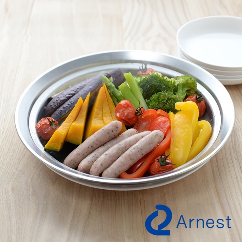 不鏽鋼蒸盤內盛有香腸、南瓜塊、茄子、蘆筍、甜椒、小番茄和花椰菜，呈現多元色彩。