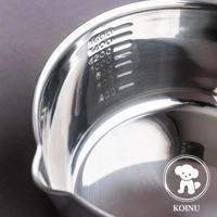 三層不鏽鋼雪平鍋內側有刻度線，標示從400到1600毫升。鍋身呈現光滑的銀色金屬質感。