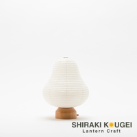 無印八女迷你裝飾提燈，紙質燈罩呈梨形，帶有細膩的橫向紋理，底部為圓形木質底座。